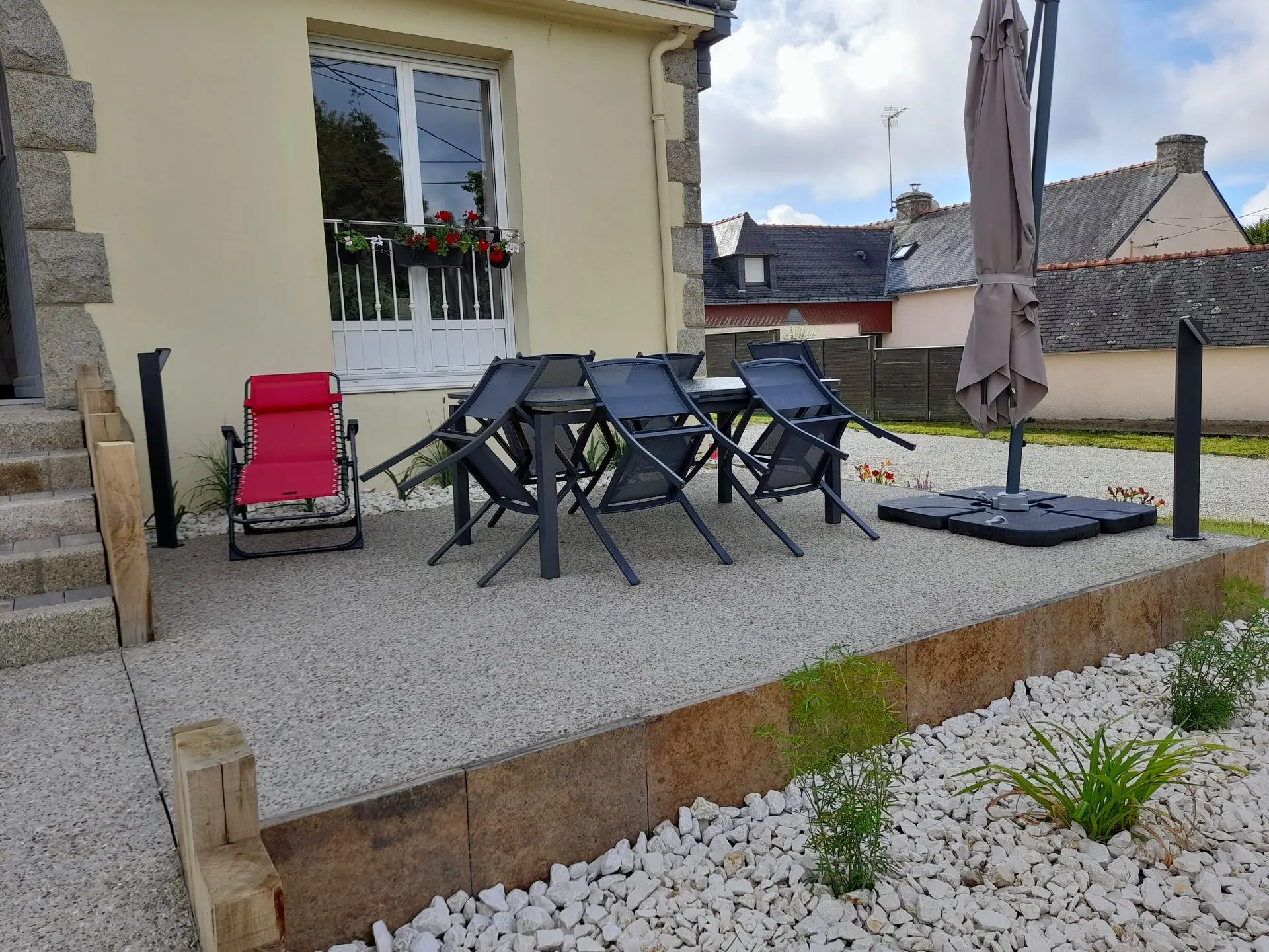 Terrasse en béton désactivé jaune sérent