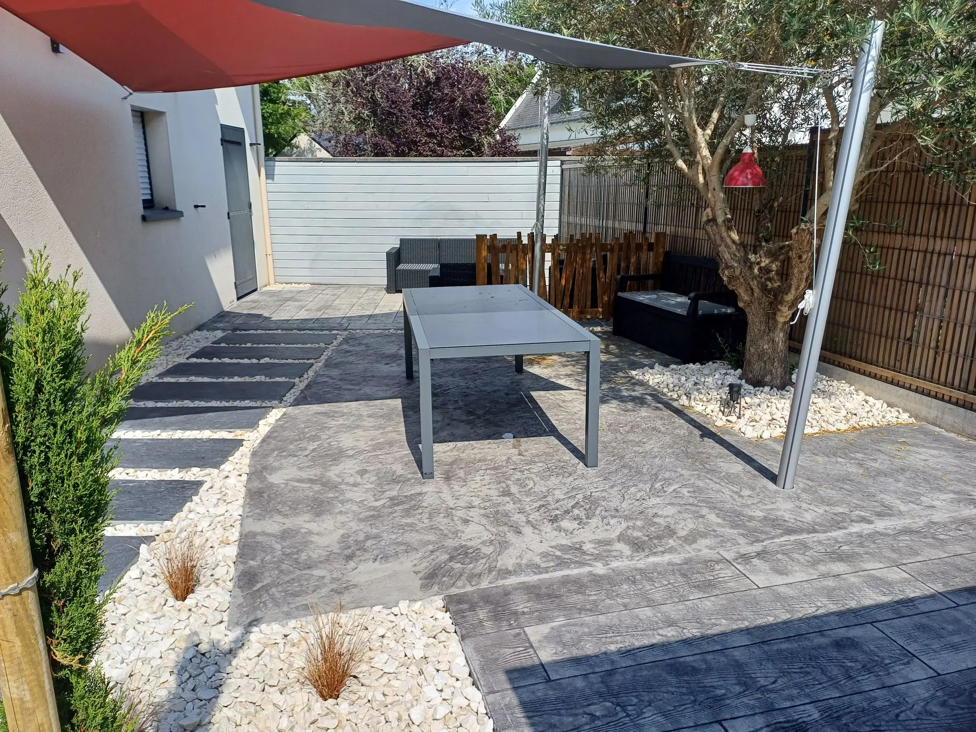 Terrasse en béton imprimé effet rocher et bois