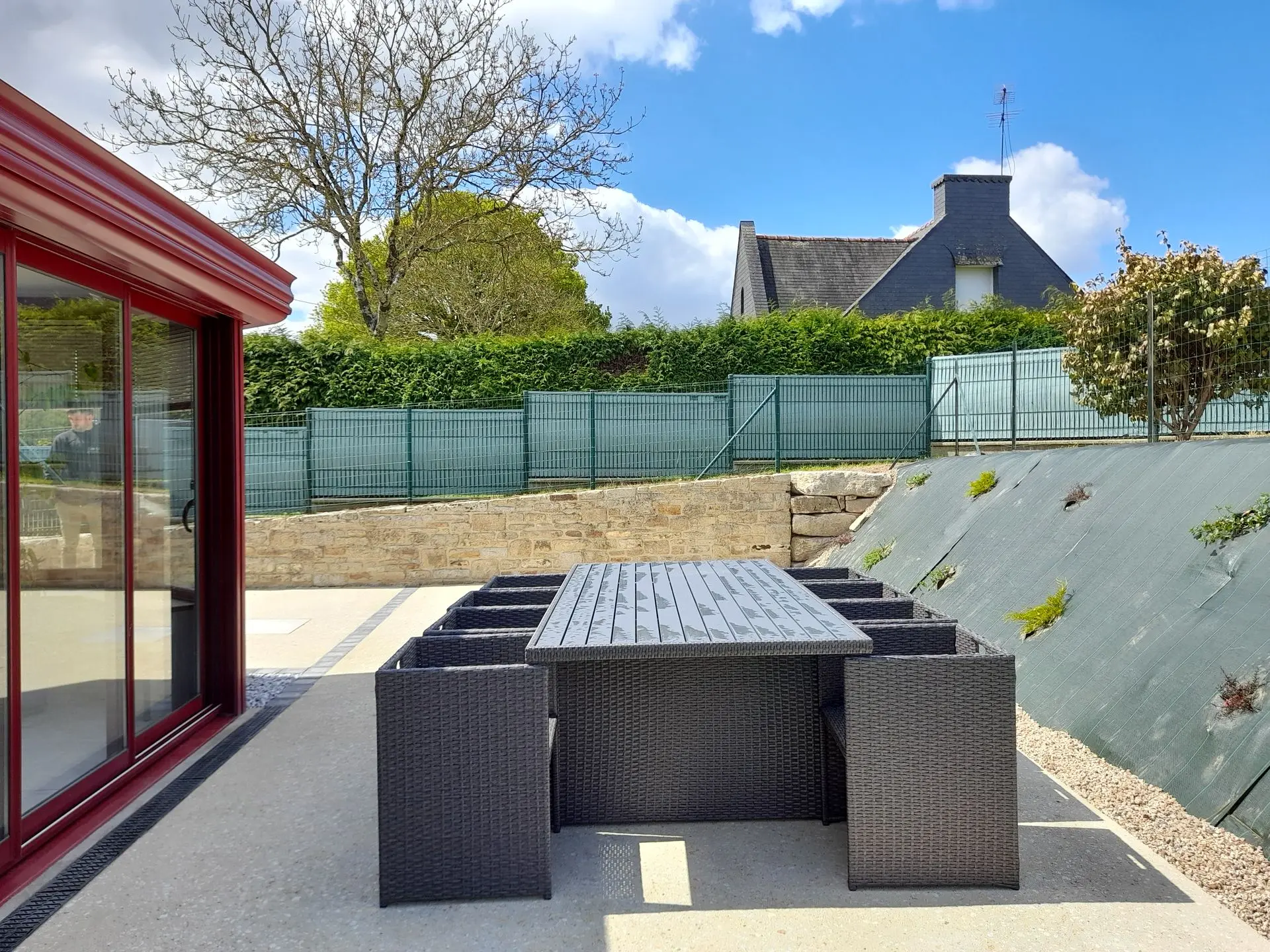 Terrasse en béton désactivé jaune sérent