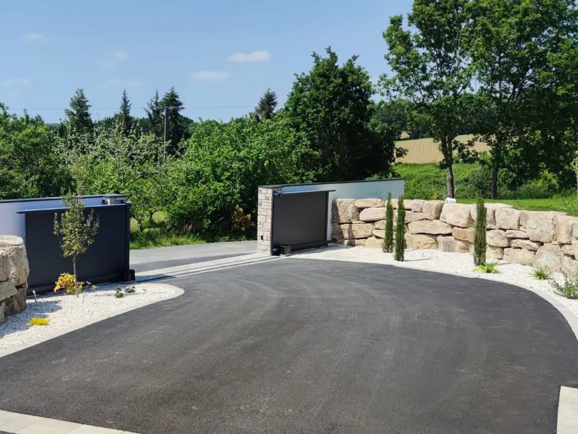 Allée carrossable en enrobé avec chaînettes pavées sur les contours