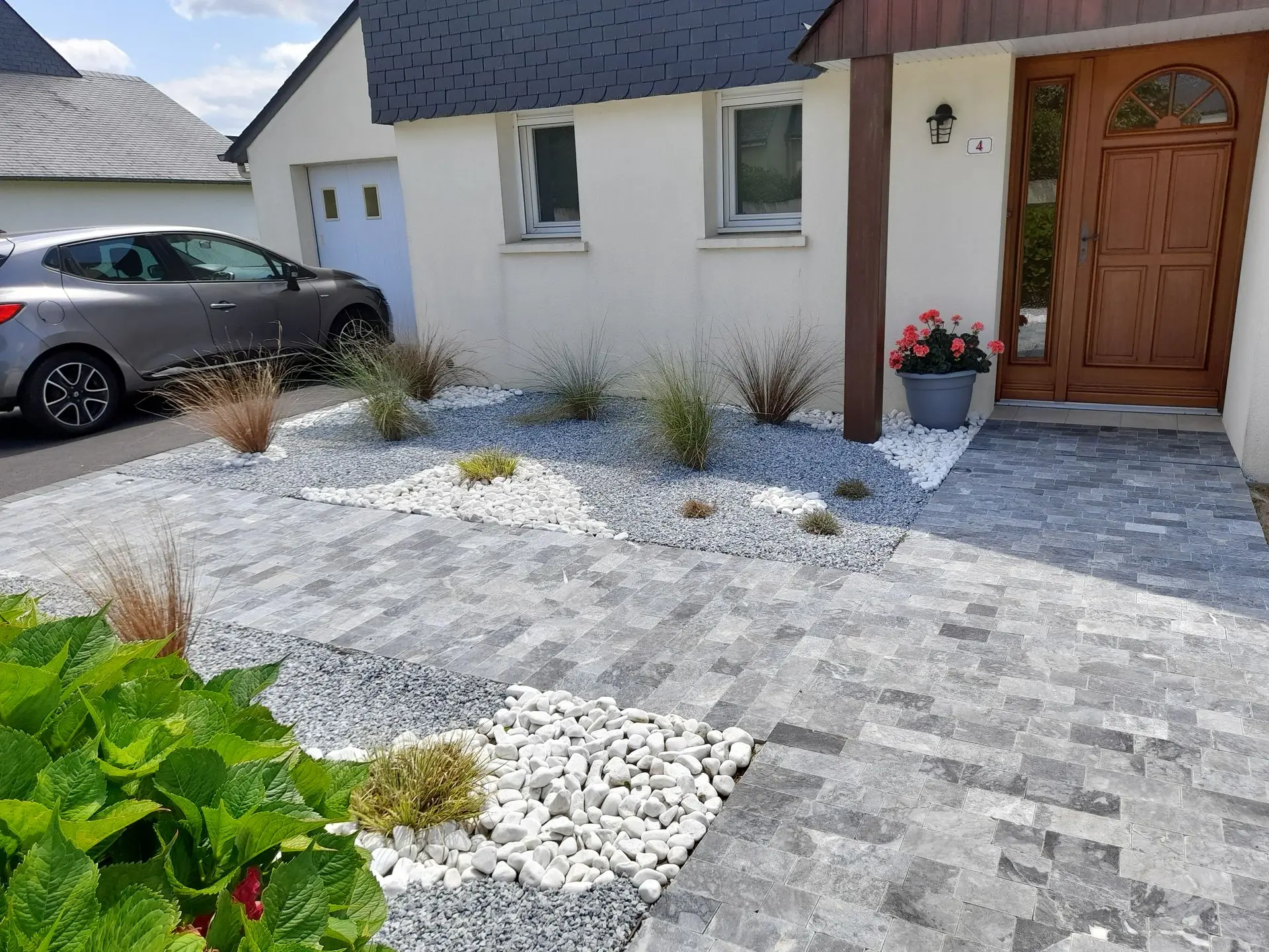 Allée piétonne en pavés en pierre naturelle gris de type