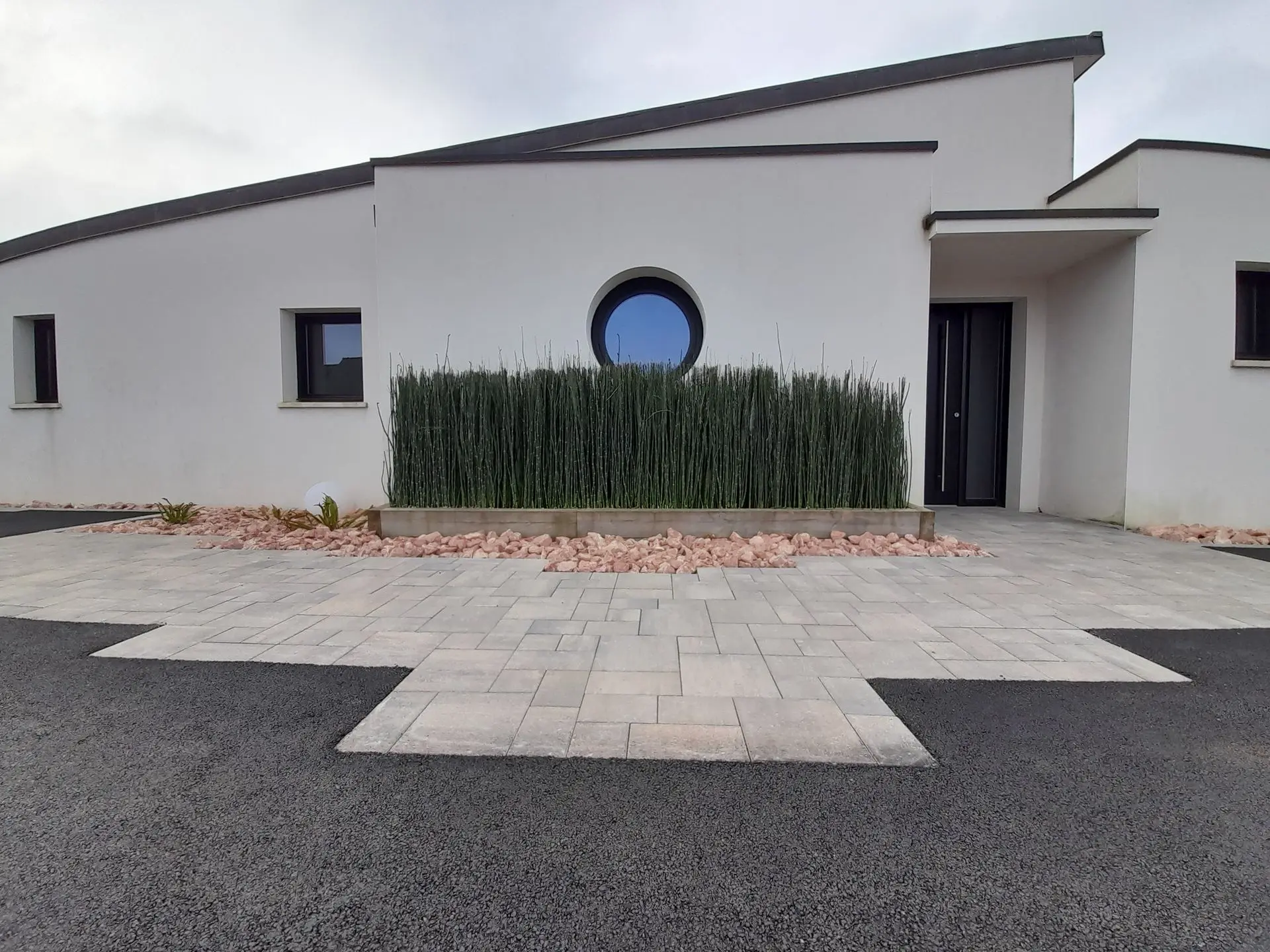 Allée piétonne en pavés préfa béton La Tierra calcaire coquillier 4 formats