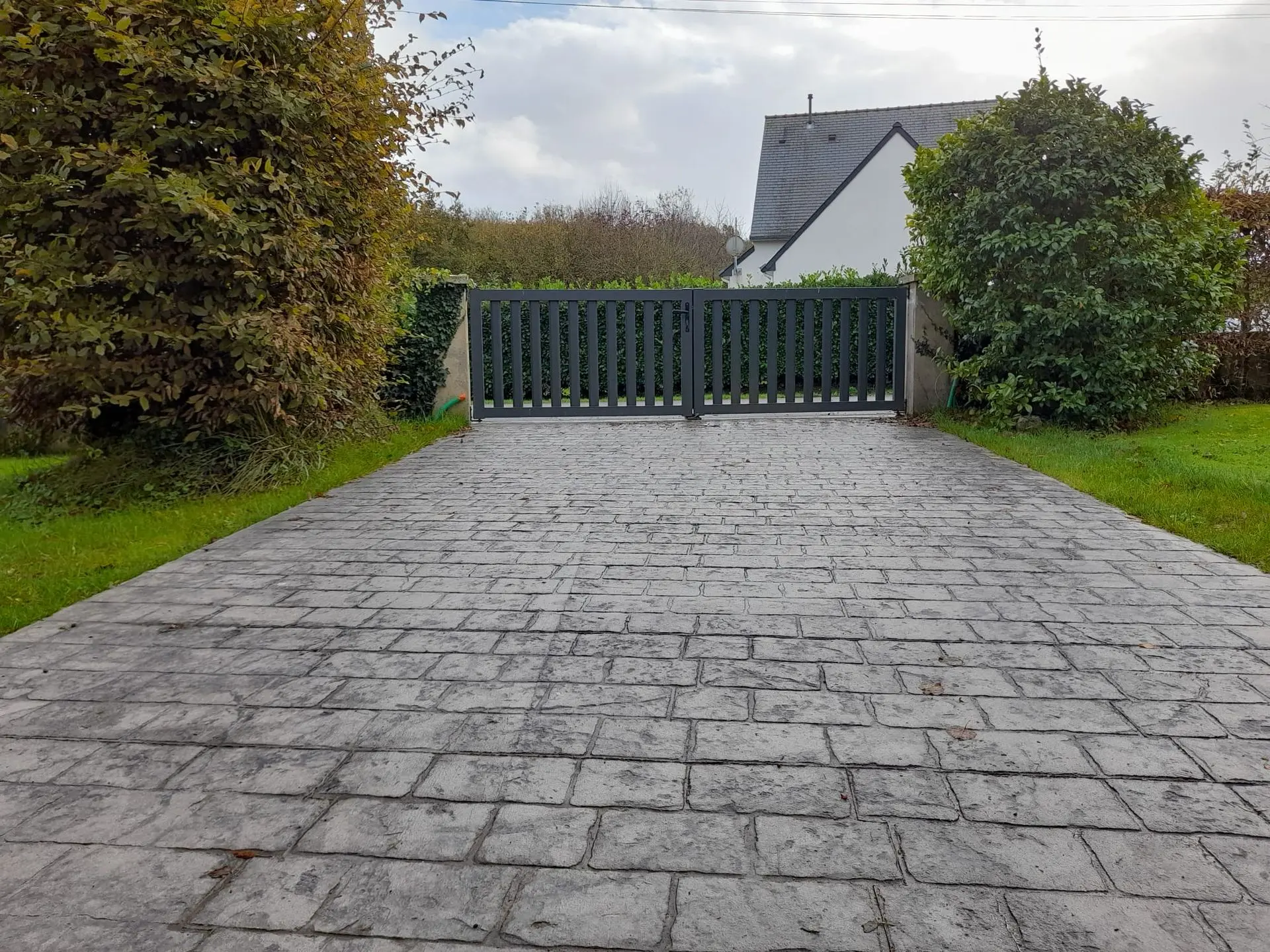 Allée carrossable en béton imprimé effet pavés