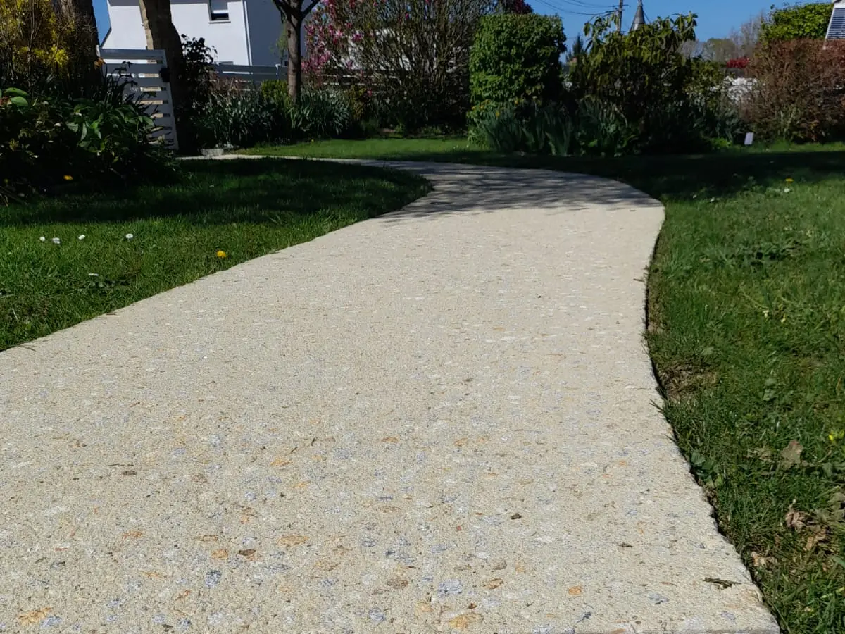 Allée piétonne en béton érodé à Saint Jean Brévelay