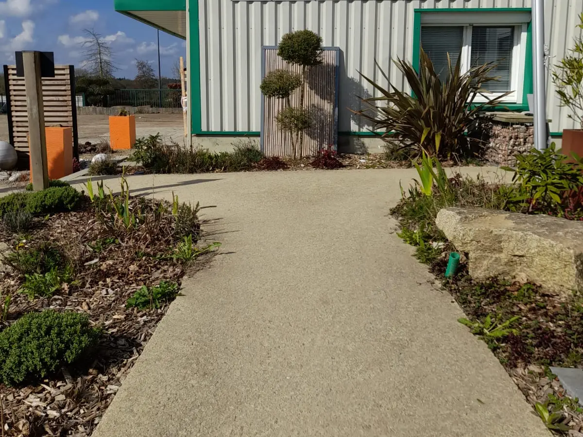 Allée piétonne en béton érodé à Plumelec