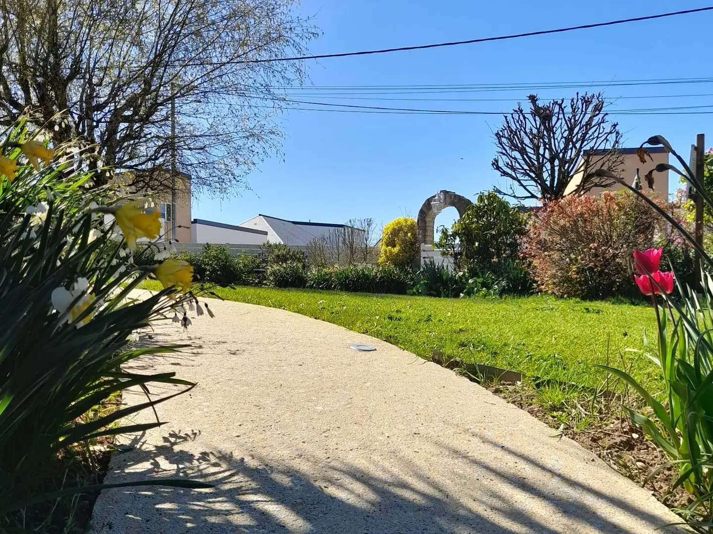 Allée piétonne en béton érodé à Saint Jean Brévelay
