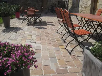 Terrasse en pavage grès multicolore