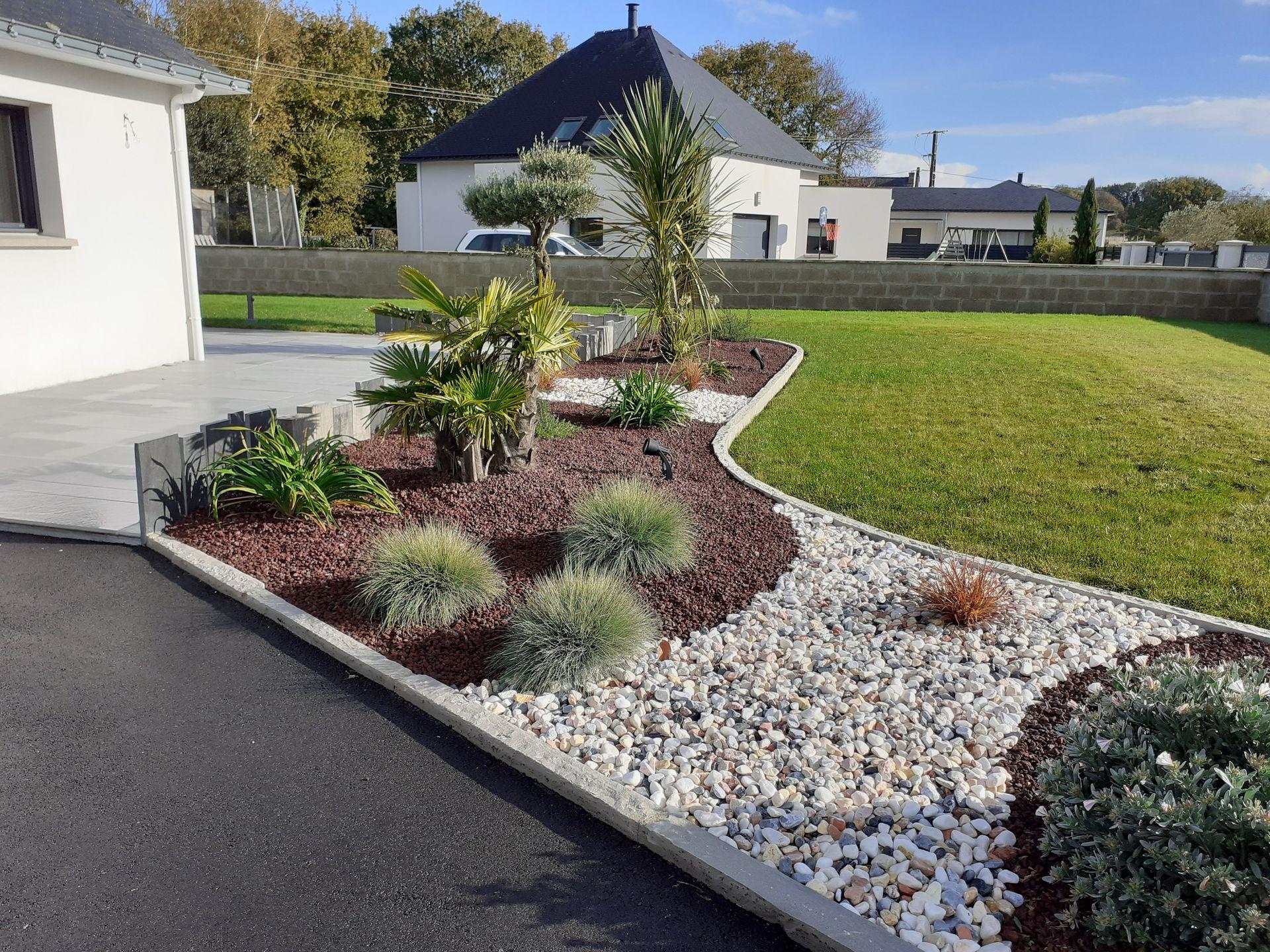 Massif décoratif avec plusieurs paillages minéraux