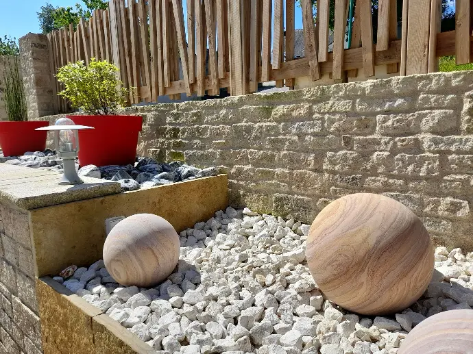 Mur granit, pierre de taille, joints creux grattés, arase visible