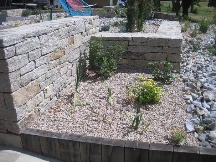 Mur granit, pierre de taille, pierre sèche, arase visible