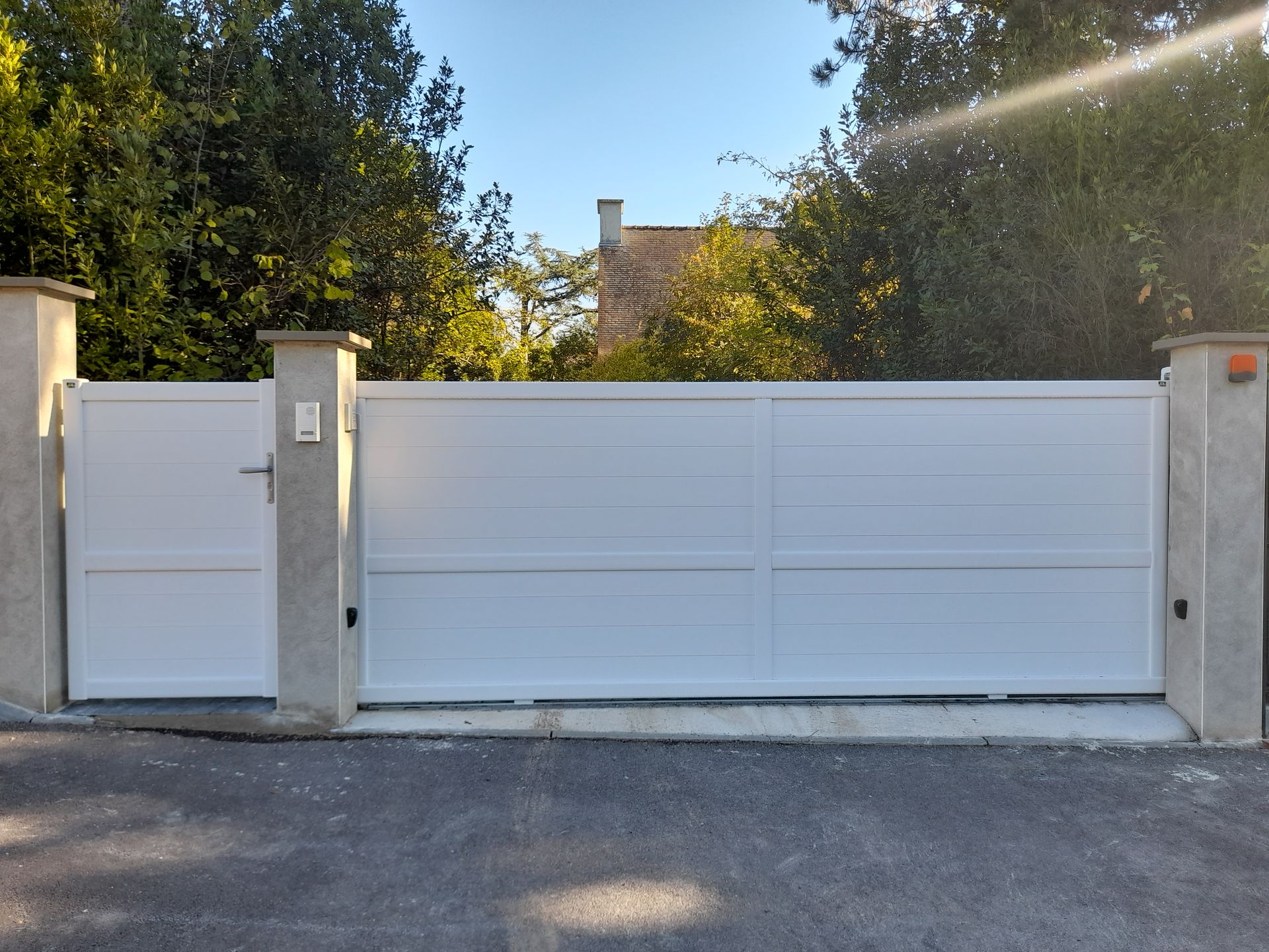 Portail coulissant en alu avec son portillon, couleur blanc